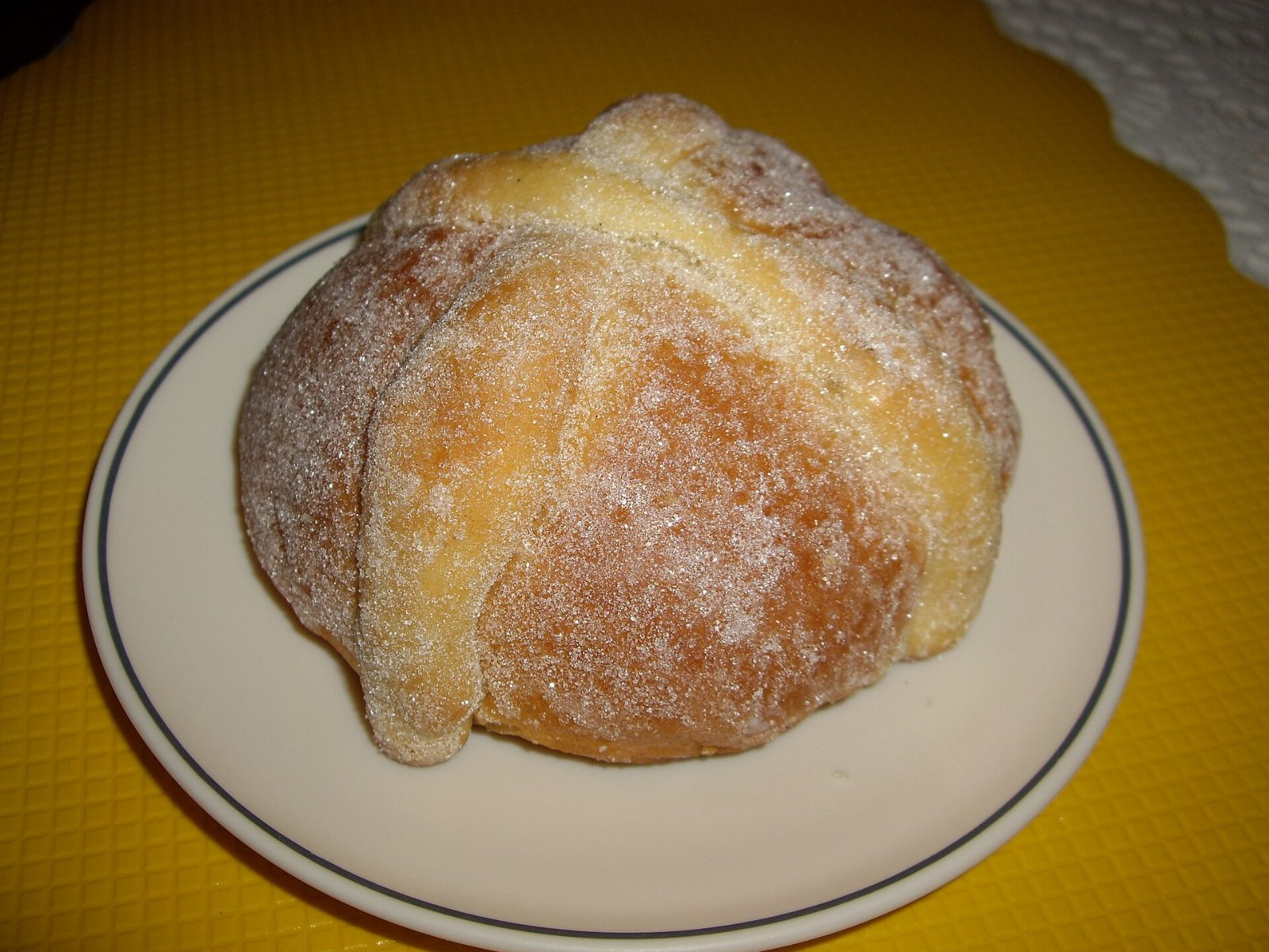 Sube el precio de la harina, el azúcar y el huevo, pero panaderas del mercado 20 de Noviembre sostienen el pan de muerto